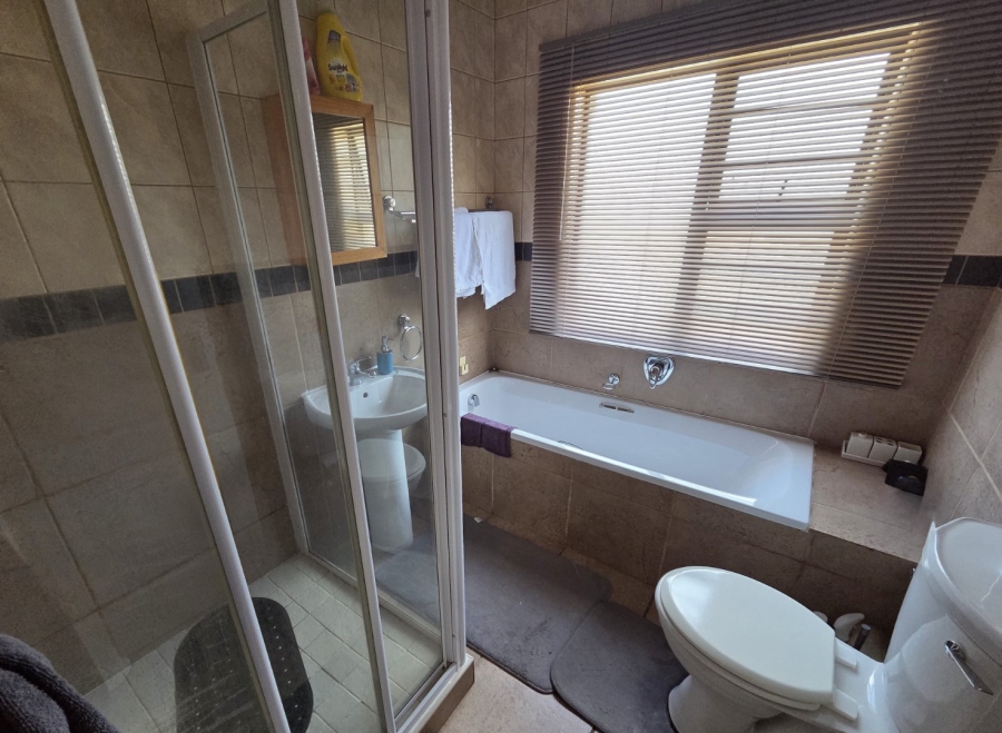 4 Bedroom Property for Sale in Langenhovenpark Free State